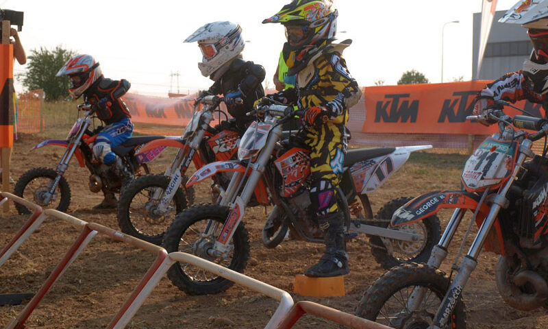 Lângă Bucureşti, motocrosul a bătut canicula!